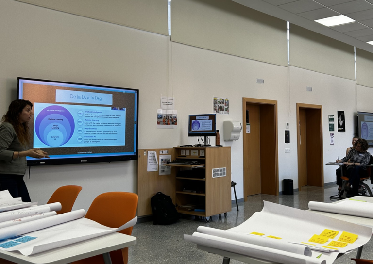 Imatge on veiem uns estudiants assitint a la jornada